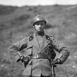 Enzo Ponzi, tra i fondatori del fascio nel 1920, qui ritratto come capitano degli arditi nel marzo 1918. Istituto Storico Modena