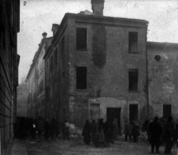 La Camera del Lavoro socialista assaltata e incendiata dai fascisti dopo gli incidenti avvenuti durante il funerale di Mario Ruini. Istituto Storico Modena