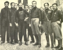 Leandro Arpinati, di Civitella di Romagna e Ras del fascio bolognese, con un gruppo di avanguardisti fascisti. 1920 circa