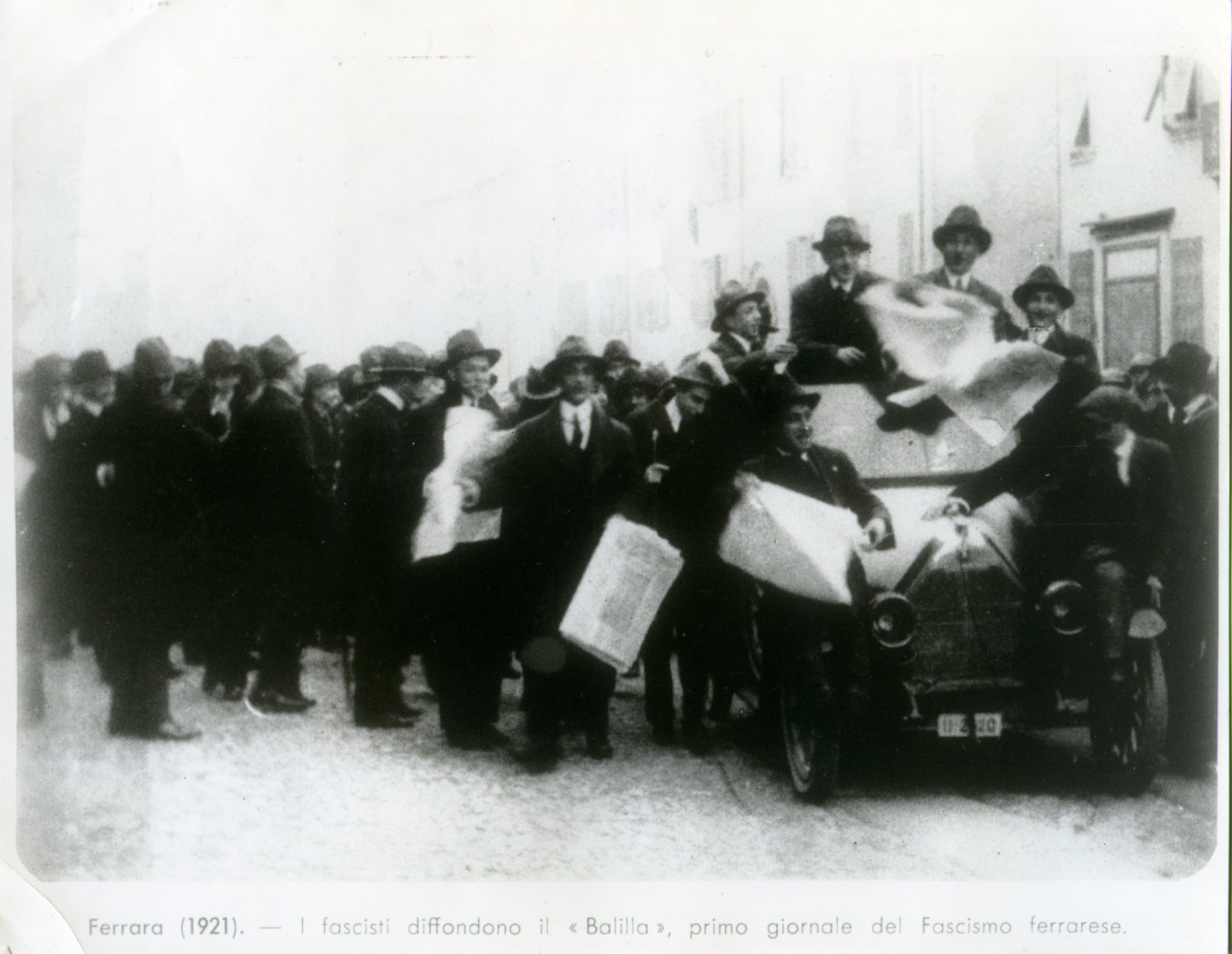 I fascisti diffondono il «Balilla», 1921. Ferrara, Archivio Storico Comunale, Fondo Centro Etnografico Ferrarese