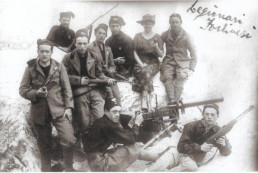 Gruppo di Legionari Forlivesi a Fiume nel luglio 1921. Al centro Tonino Spazzoli. Forlì, Associazione Culturale Tonino e Arturo Spazzoli