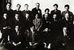 Mosca, novembre 1922, delegazione dei comunisti italiani al IV Congresso della Terza Internazionale. Sono presenti i forlivesi Aldo Giulianini (primo a sinistra, seduto in seconda fila), Torquato Lunedei (terzo da sinistra, in piedi) e Nicola Bombacci (terzo da sinistra, seduto in prima fila)