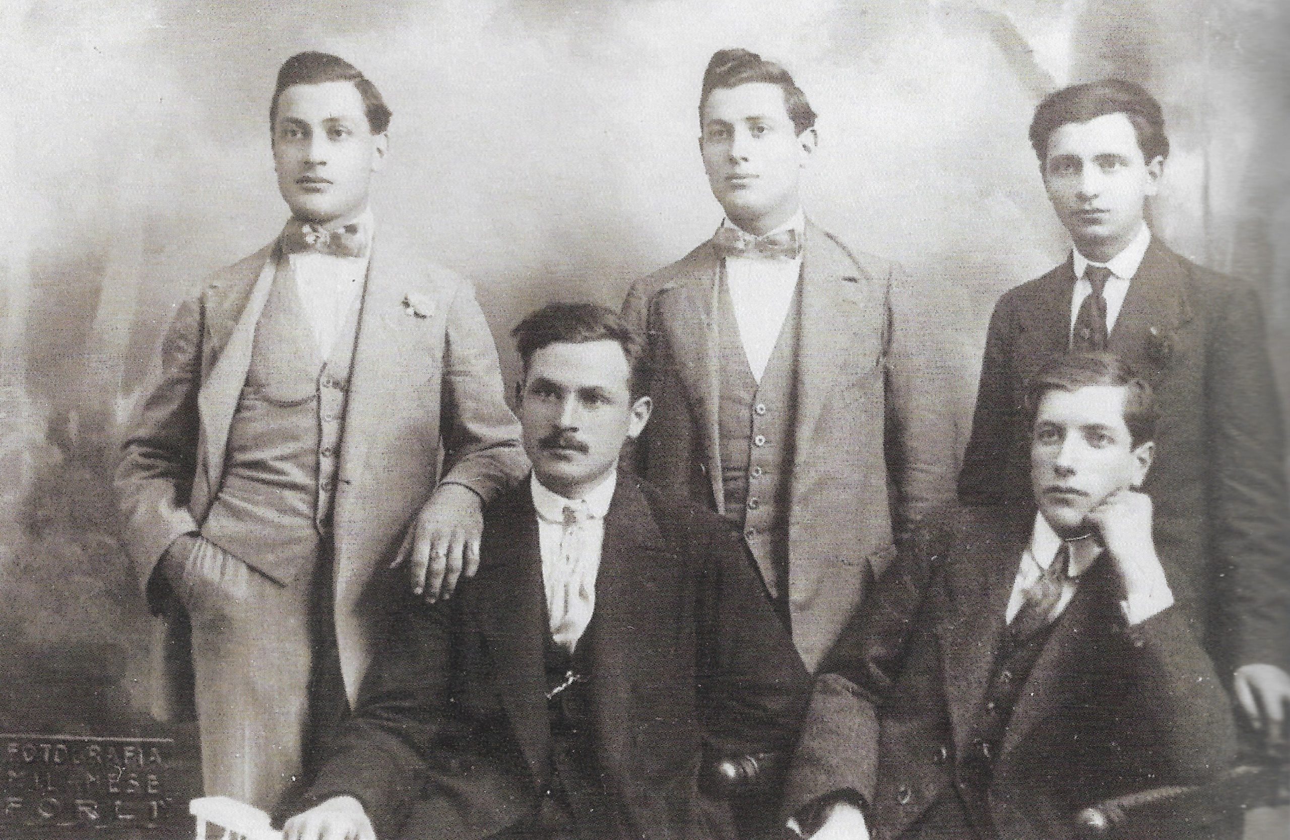 Ritratto fotografico con, riconoscibili sul lato destro, Mario Santarelli, seduto, leader delle “Avanguardie repubblicane” e Antenore Colonelli esponente dell’interventismo di matrice mazziniana