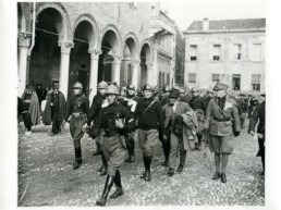 Sfilata fascista in piazza Ariostea e in via Palestro, anni Venti. Ferrara, Archivio Storico Comunale, Fondo Centro Etnografico Ferrarese