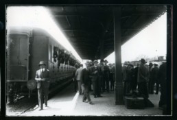 Treno in partenza da Ferrara a Roma, forse per la marcia sulla capitale, 1922. Ferrara, Archivio Storico Comunale, Fondo Centro Etnografico Ferrarese