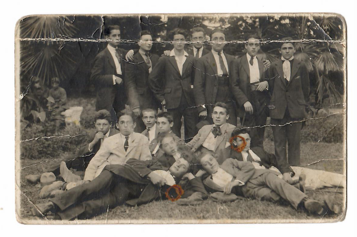 Festa del 1° maggio 1919 al Parco delle Acque Minerali. In basso con il fiocco nero Ezio Zanelli. Imola, Archivio Cidra, Fondo Ezio e Giuliana Zanelli