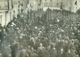 Collecchio (Parma), 13 dicembre 1921. Funerali di Alfredo Avanzini ucciso dai fascisti l'11 dicembre 1921. Oratore Enrico Montanini. Istituto Storico Parma.