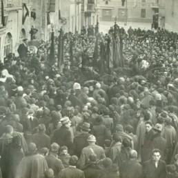 Collecchio (Parma), 13 dicembre 1921. Funerali di Alfredo Avanzini ucciso dai fascisti l'11 dicembre 1921. Oratore Enrico Montanini. Istituto Storico Parma.