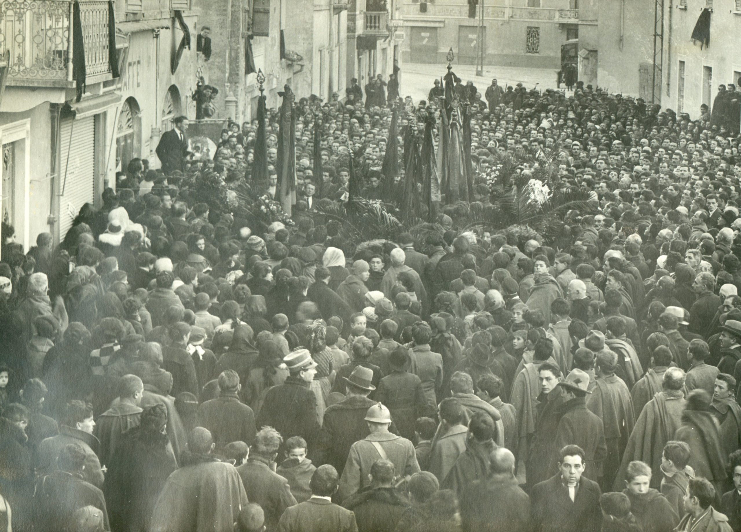 Collecchio (Parma), 13 dicembre 1921. Funerali di Alfredo Avanzini ucciso dai fascisti l'11 dicembre 1921. Oratore Enrico Montanini. Istituto Storico Parma.