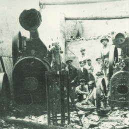 Imola, trebbiatrice incendiata durante le lotte agrarie del 1920. Imola, Archivio Cidra