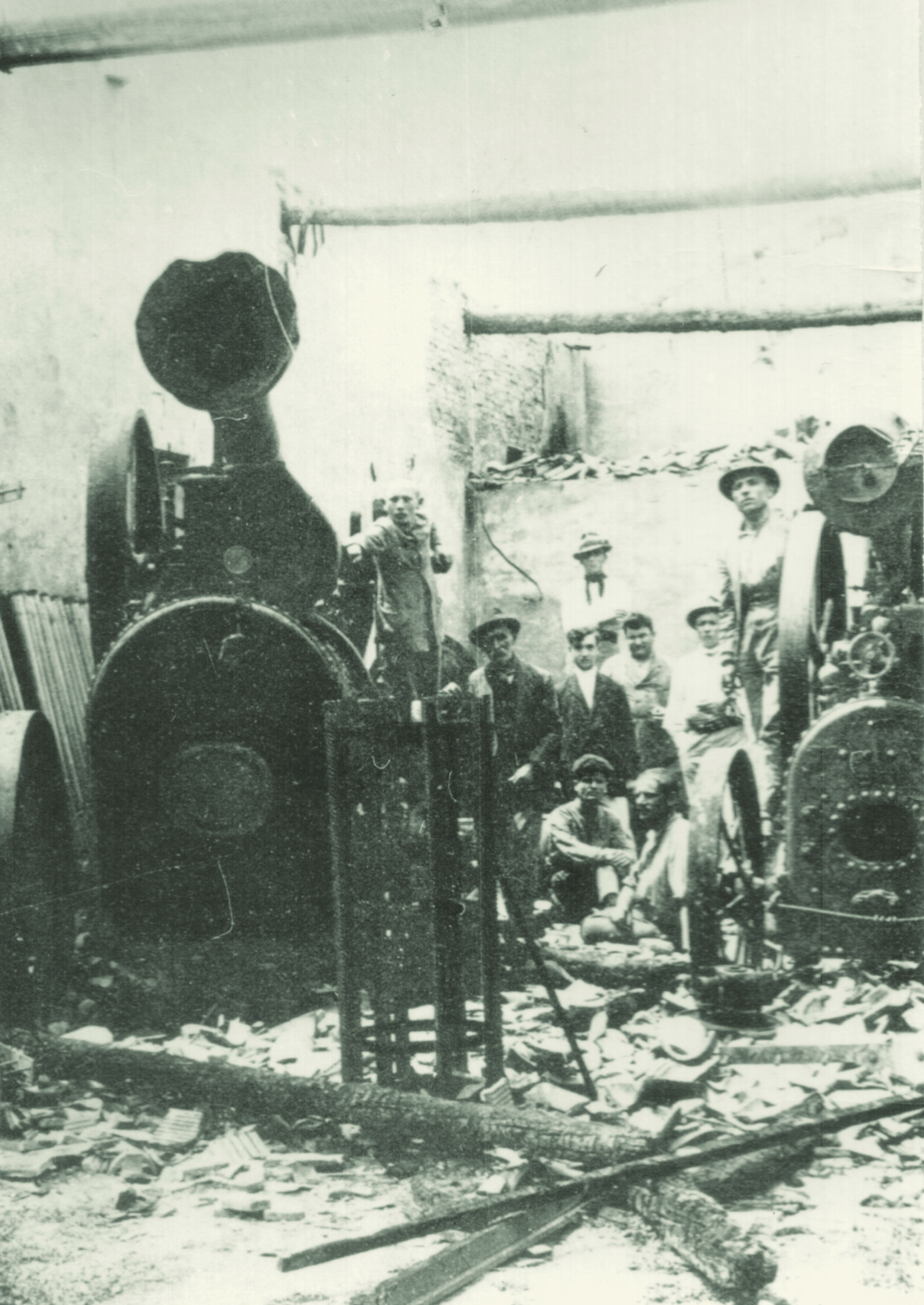 Imola, trebbiatrice incendiata durante le lotte agrarie del 1920. Imola, Archivio Cidra