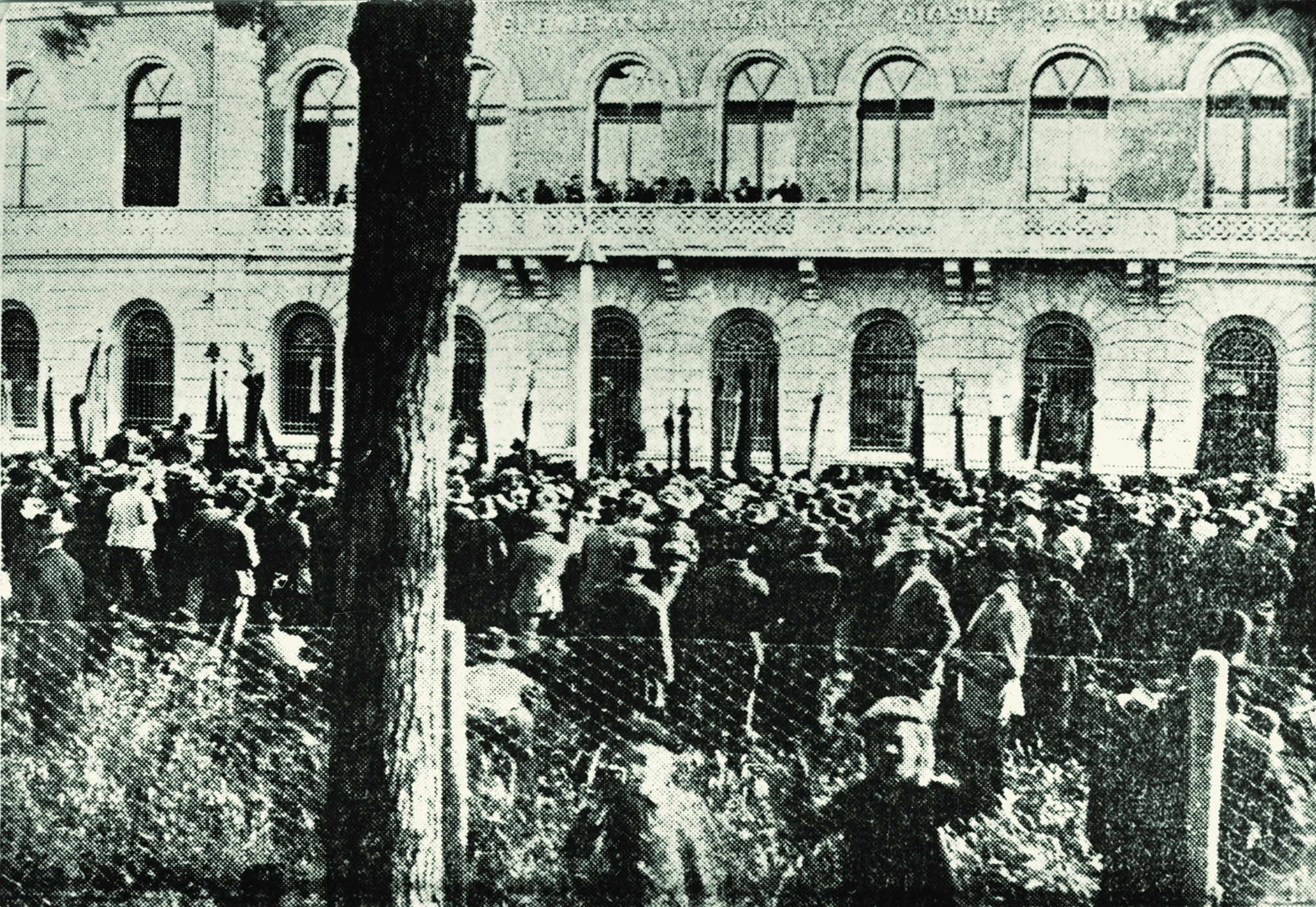 Imola, 3 luglio 1919, moti del caro vita manifestazione all’esterno delle scuole Carducci. Imola, Archivio Cidra